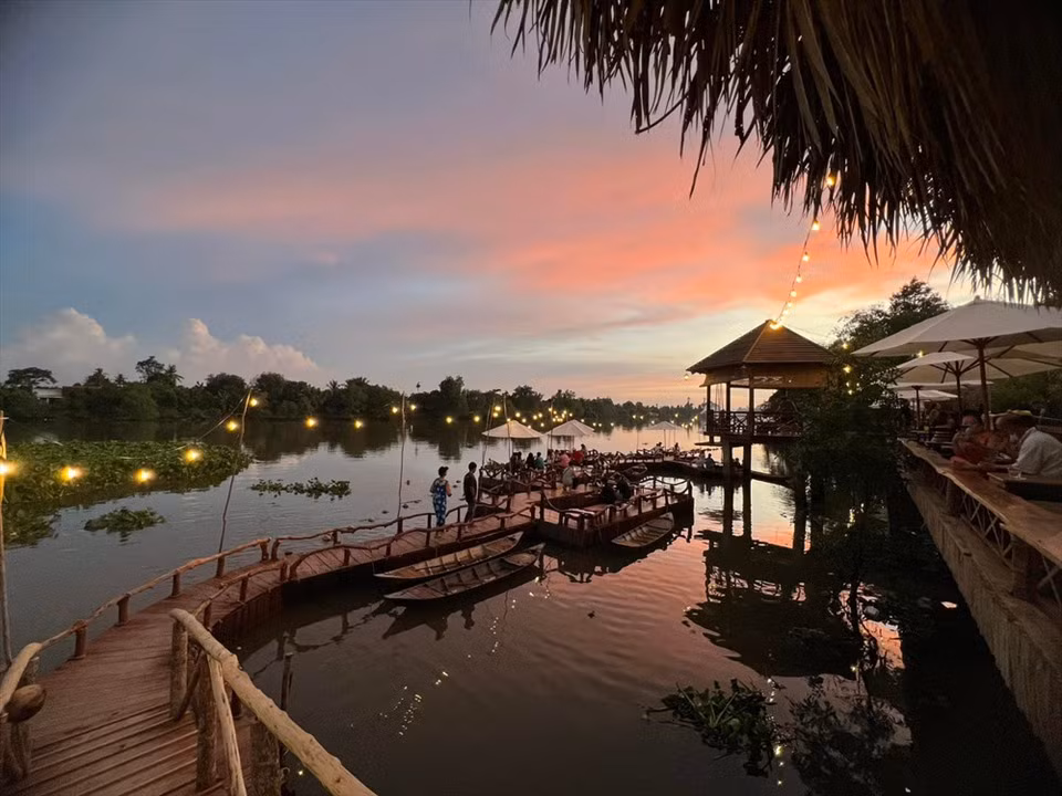 Vì muốn cả gia đình, đặc biệt là ba con gái có không gian nghỉ dưỡng lý tưởng nên vợ chồng nữ diễn viên quyết định xây khu vườn sinh thái này. Ảnh: Lao động