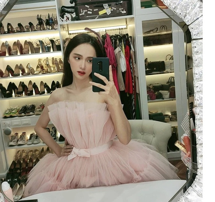 Chưa hết, Hương Giang còn khiến dân tình "lóa mắt" với bộ sưu tập toàn hàng hiệu đến từ các thương hiệu lừng danh thế giới như Versace, Chanel, Dior, Yves Saint Laurent, Hermes, Dolce &amp; Gabbana, Gucci...