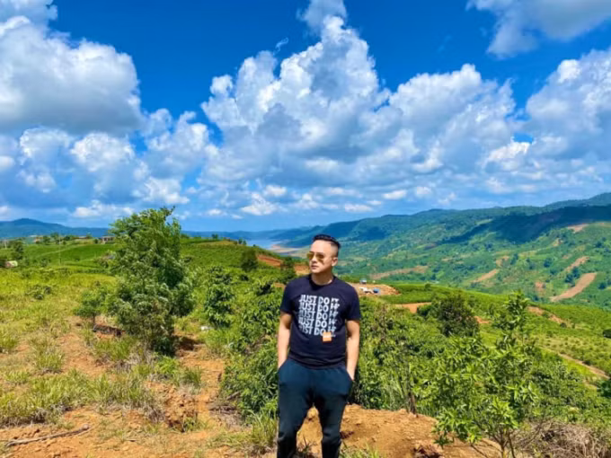 Tháng 6/2020, Cao Thái Sơn mua một mảnh đất rộng khoảng 800 m2 ở Đà Lạt và dự định xây biệt thự trên đỉnh đồi, phía dưới là suối chảy róc rách. Ảnh: Vnexpress