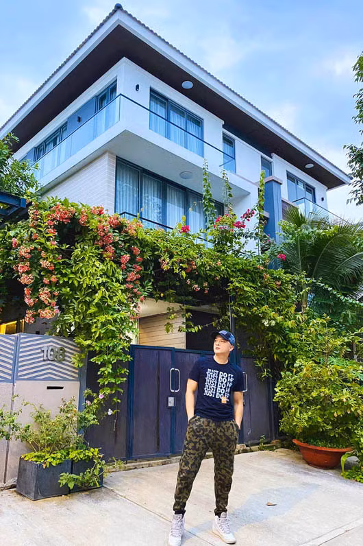 Tháng 9/2020, anh mua biệt thự diện tích hơn 300 m2 ở Nhà Bè, TP HCM. Tài sản này hiện có giá gần 30 tỷ đồng, được thiết kế theo phong cách hiện đại, sang trọng. Ảnh: Vietnamnet