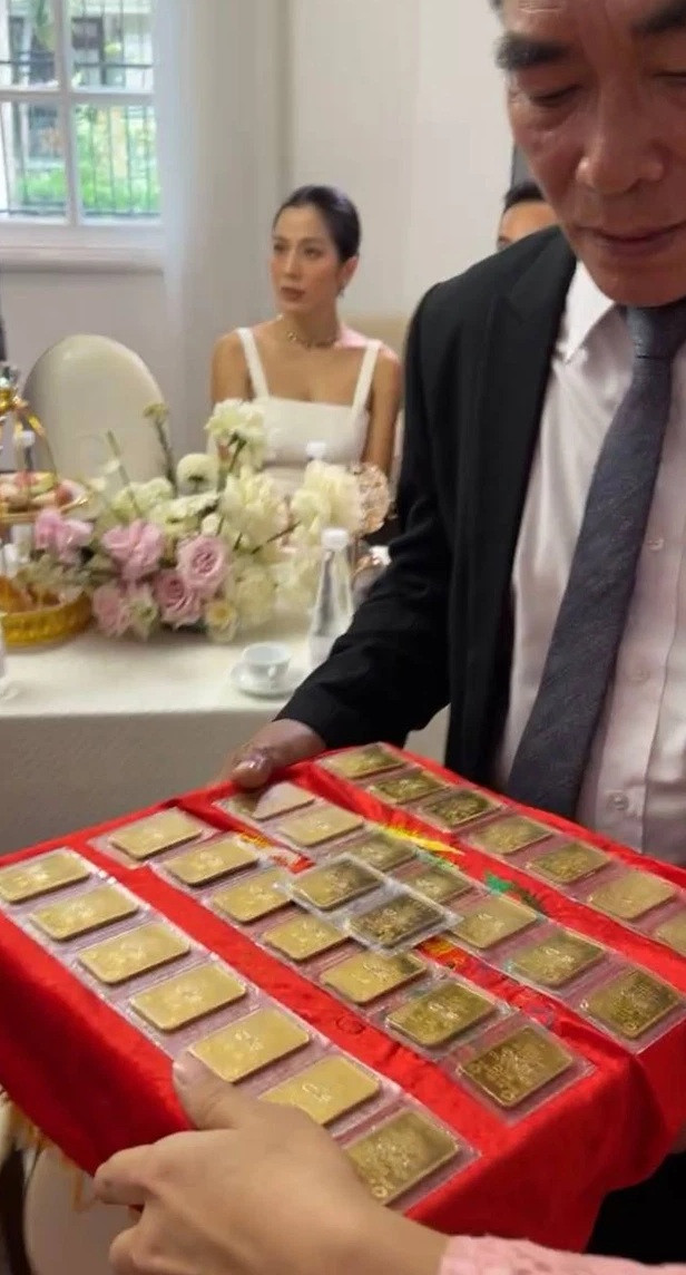 Cô dâu Thảo Lê chia sẻ, số vàng trong các hình ảnh trên MXH là 2 mâm vàng miếng và 1 số nữ trang khác với tổng gần 100 cây vàng (có giá khoảng 7 tỷ lúc mua). Ảnh: Pháp luật &amp; bạn đọc