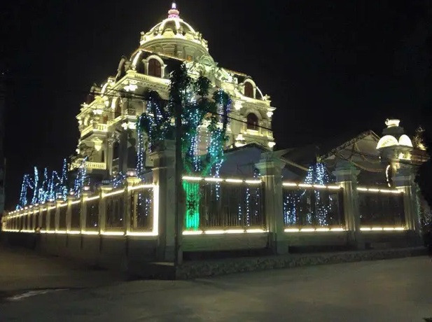 Hôn lễ được tổ chức trong tòa lâu đài tráng lệ 5 tầng của gia đình. Chú rể rước dâu bằng chiếc xe Mercedes-Benz G63 AMG, trị giá 14 tỷ đồng. Ảnh: Pháp luật &amp; bạn đọc