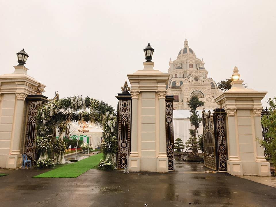 Trước đó, vào năm 2019, đám cưới "khủng" của cô dâu Thu Hương ở Nam Định cũng khiến dân tình xuýt xoa vì được trang hoàng lộng lẫy tại khuôn viên ngôi nhà xây dựng như cung điện nguy nga. Ảnh: Lao động