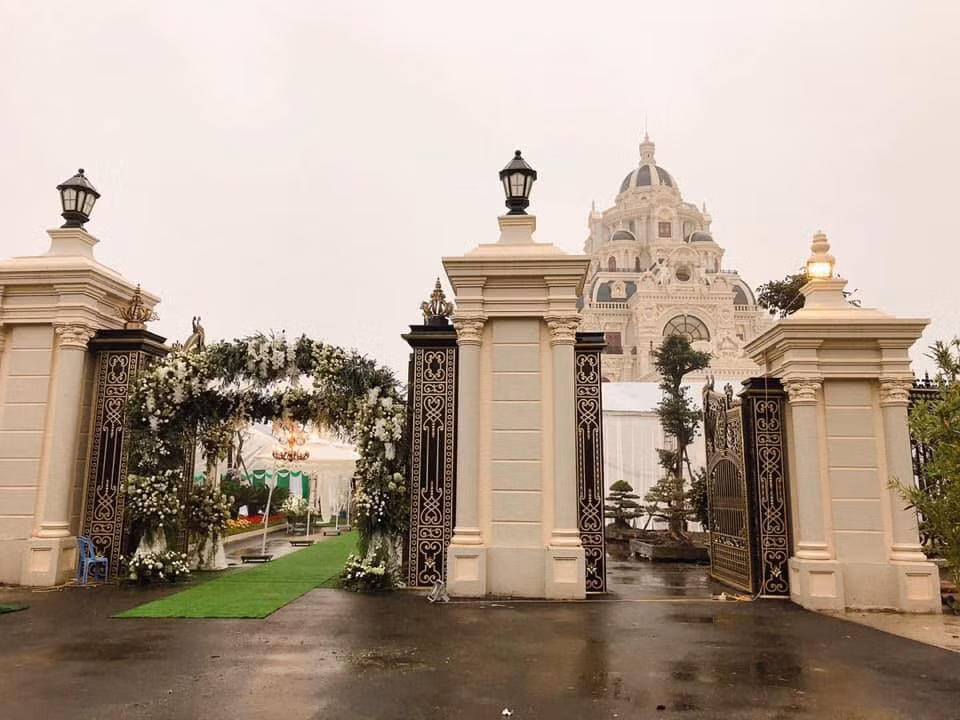 Trước đó, vào năm 2019, đám cưới "khủng" của cô dâu Thu Hương ở Nam Định cũng khiến dân tình xuýt xoa vì được trang hoàng lộng lẫy tại khuôn viên ngôi nhà xây dựng như cung điện nguy nga. Ảnh: Lao động