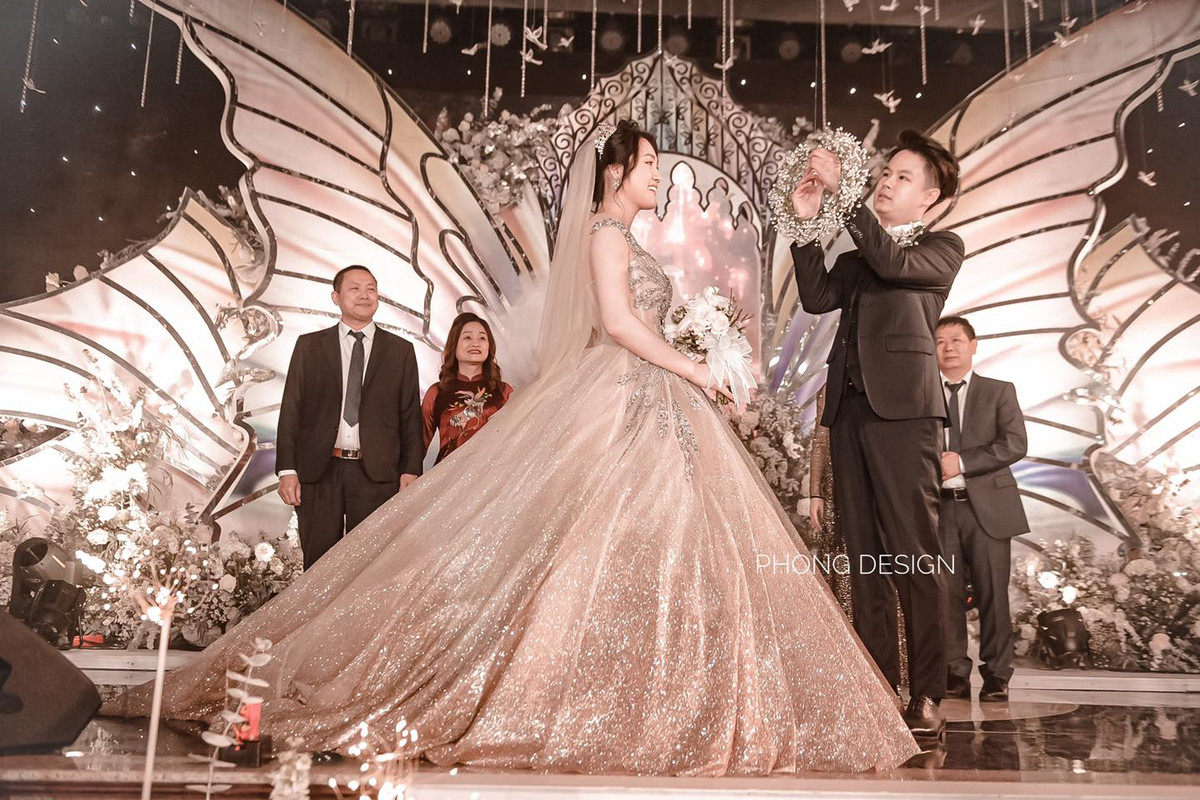 Diễn ra trong bối cảnh vẫn có dịch nên gia đình hai bên đều test nhanh COVID-19 cho toàn bộ 400 khách mời trước cửa khách sạn. Ảnh: Phong Design