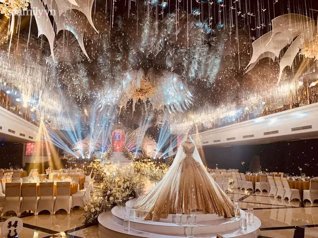 Cô dâu diện váy cưới giá 500 triệu đồng từ thương hiệu nổi tiếng trong nước. Ảnh: UK Motion