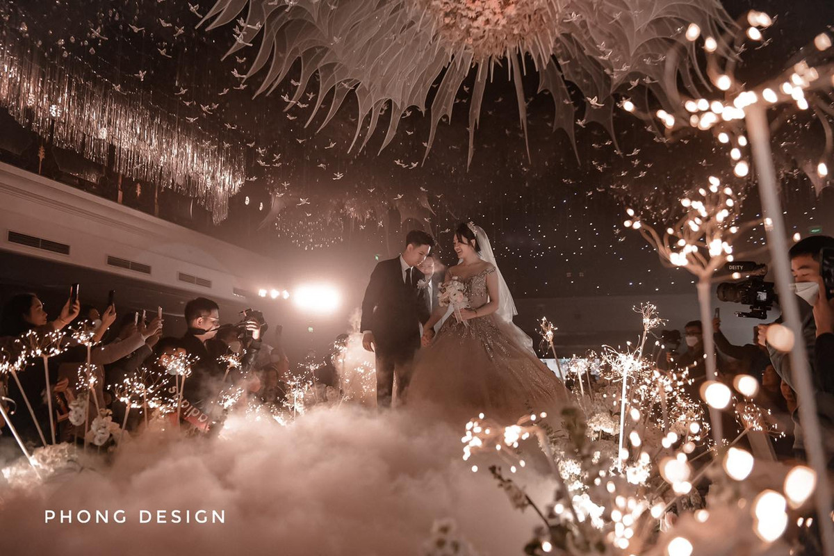 Nhân vật chính trong đám cưới tại Ninh Bình là cô dâu Nguyễn Thùy Trang - chú rể Phạm Khôi. Thùy Trang từng giành danh hiệu Hoa khôi Hoa Lư 2019 và lọt vào Bán kết Hoa hậu Việt Nam 2020. Ảnh: Phong Design