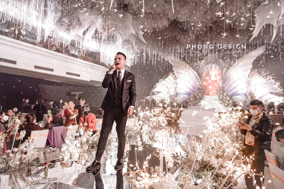 Trong ngày vui, cặp đôi mời nam ca sĩ Khắc Việt trình diễn. Ảnh: Phong Design