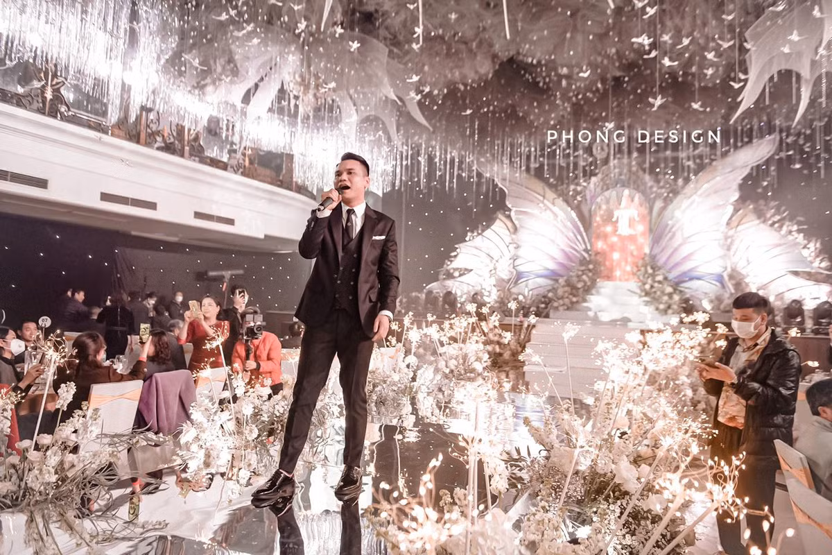 Trong ngày vui, cặp đôi mời nam ca sĩ Khắc Việt trình diễn. Ảnh: Phong Design