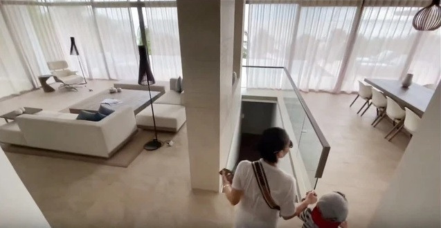 Vợ chồng ca sĩ Thu Minh cũng sở hữu căn biệt thự giáp biển tại thành phố Nha Trang.