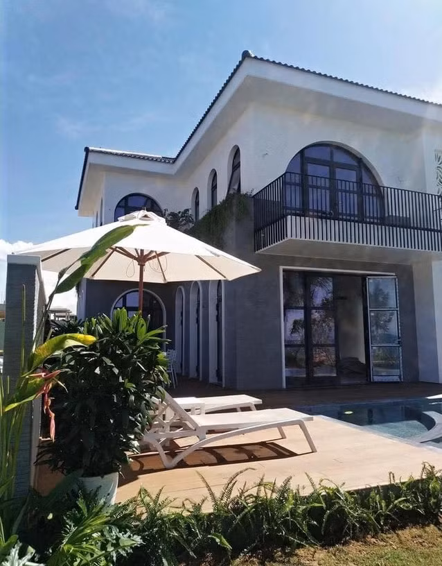 Mới đây, ca sĩ Tuấn Hưng chia sẻ trên trang cá nhân chính thức tậu căn biệt thự 50 tỷ cạnh biển An Bàng (Hội An, Quảng Nam).