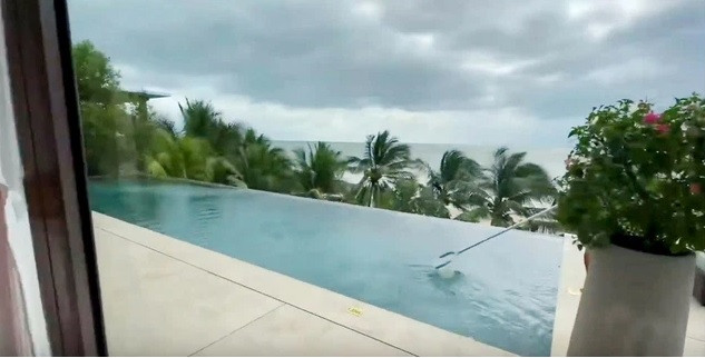 Căn biệt thự gồm 5 tầng, được xây dựng trên triền núi, không gian gần gũi với thiên nhiên. Nguồn ảnh: FBNV, chụp màn hình