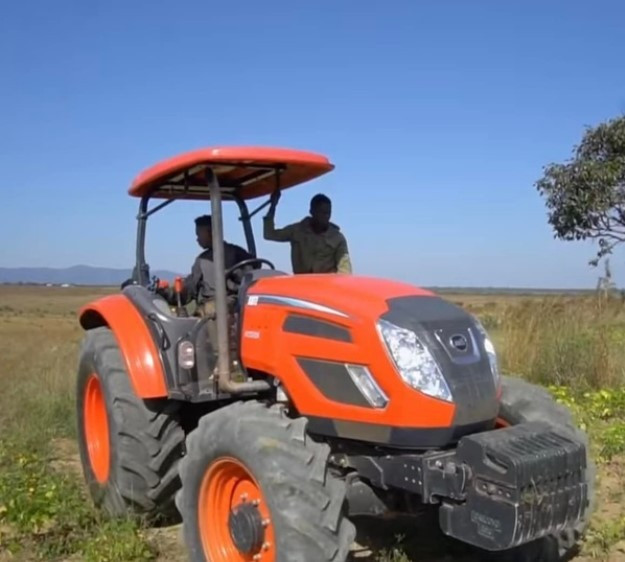 Quang Linh không ngại chi tiền để thuê máy móc làm trang trại.