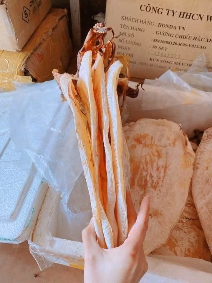 Trên chợ mạng còn có cả mực lá đại dương phơi khô, giá bán từ 450.000 - 640.000 đồng/kg. Ảnh: Facebook.