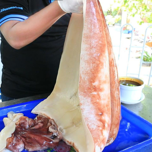 Thịt dày có màu đỏ cánh gián mằn mặn, ăn ngọt và thơm. Ảnh: HaisanHCM