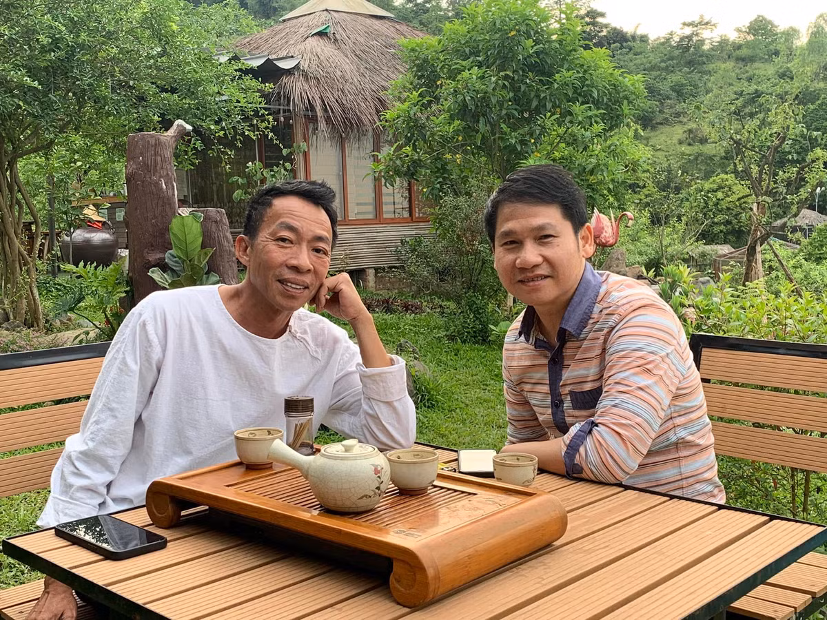 Mới đây, Trọng Tấn hào hứng đăng tải trên trang cá nhân loạt hình ảnh chụp trong chuyến thăm đàn anh Việt Hoàn. Ảnh: FB Trong Tan