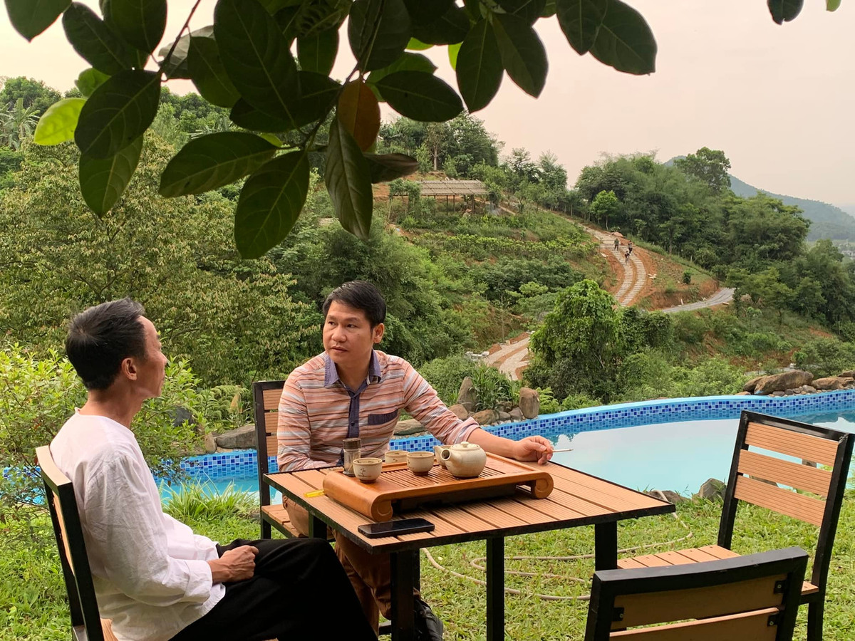 Cả hai có dịp hàn huyên tâm sự, đi dạo trong trang trại rộng 10.000 m2 ở ngoại thành Hà Nội của gia đình NSƯT Việt Hoàn. Gia trang được bao bọc bởi núi non hữu tình, không khí trong lành. Ảnh: FB Trong Tan