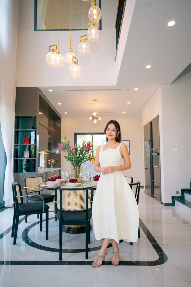 Tháng 3/2021, Phạm Quỳnh Anh chia sẻ trên trang cá nhân hình ảnh hai căn nhà phố liền kề làm quà tặng con gái.