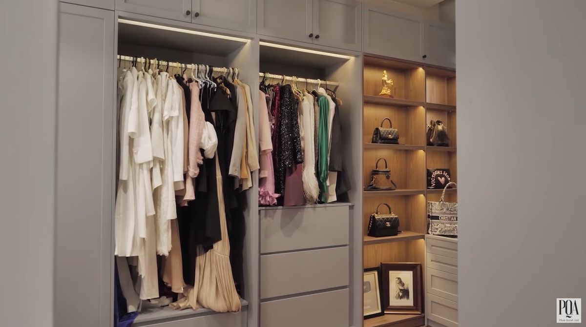 Phòng ngủ thiết kế đơn giản, nối liền với phòng quần áo.