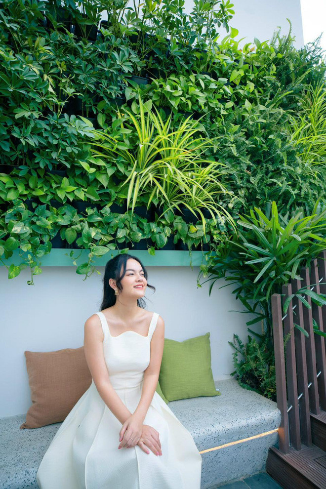Không gian sống mới cũng không thiếu những góc xanh để gia đình nữ ca sĩ có thể nghỉ ngơi, chẳng cần đi đâu xa. Nguồn ảnh: FBNV, Youtube
