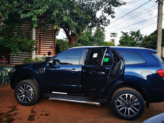 Năm ngoái, H'Hen Niê mua ôtô Ford Everest giá 1,5 tỷ đồng tặng bố mẹ. Ảnh: Ngoisao