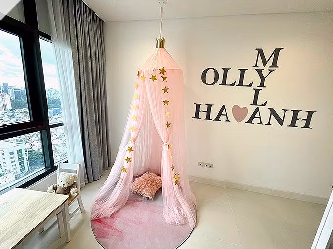 Phòng con gái nữ siêu mẫu đáng yêu với tone hồng. Ảnh: 2dep