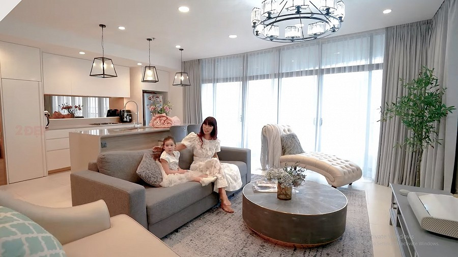 Trong nhà sử dụng gam màu trắng chủ đạo. Chiếc đèn chùm hình tròn tạo nét cổ điển cho không gian phòng khách. Ảnh: 2dep