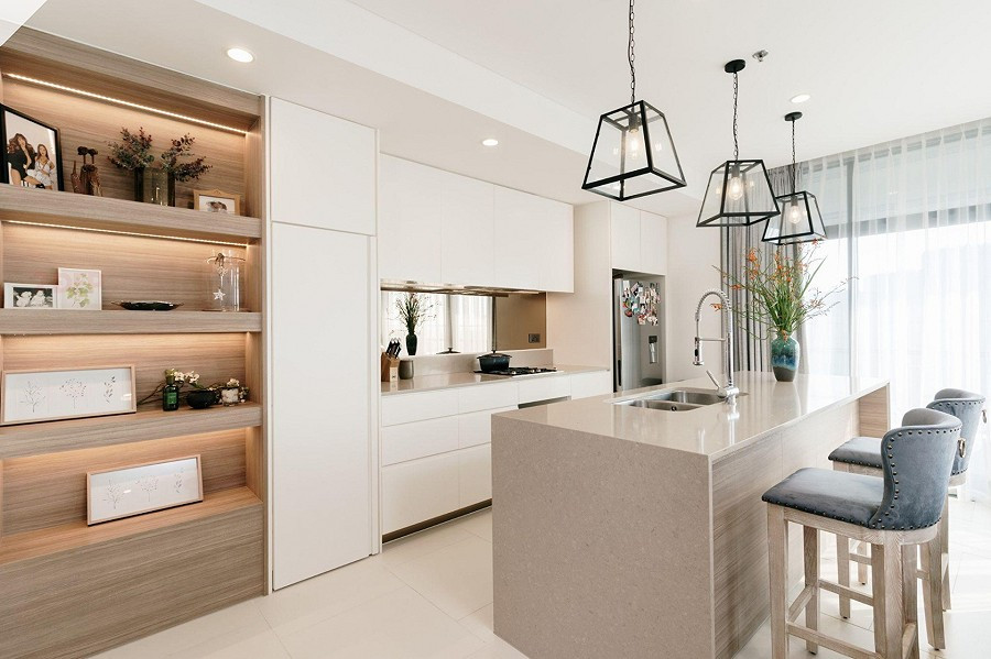 Nhà bếp bố trí ngay sau khu vực tiếp khách với thiết kế mở cùng nội thất tiện nghi. Ảnh: 2dep