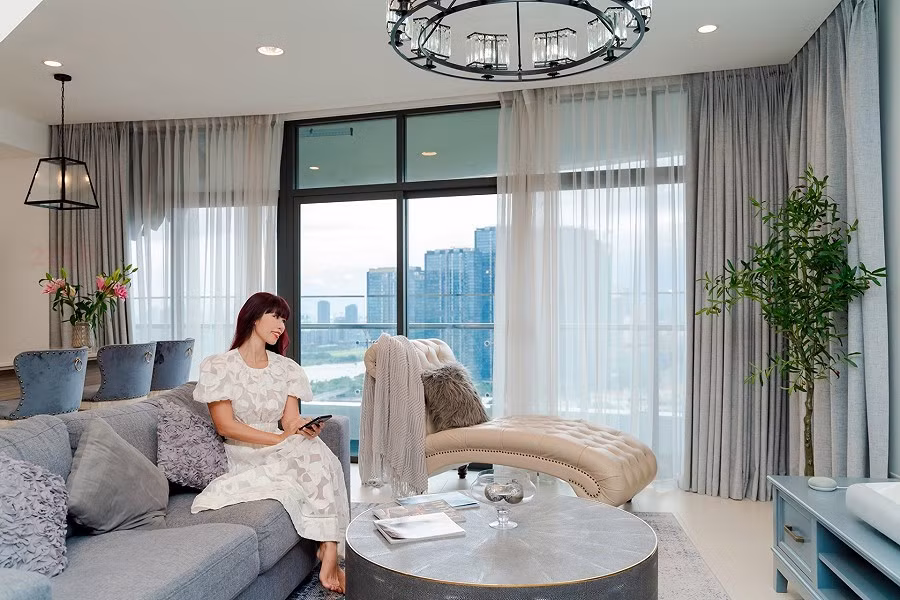 Ngoài công việc, siêu mẫu Hà Anh còn có cuộc sống hạnh phúc bên ông xã ngoại quốc và con gái nhỏ. Gia đình nữ người mẫu đang sống trong một căn hộ cao cấp tại quận 1 (TP HCM). Ảnh: 2dep