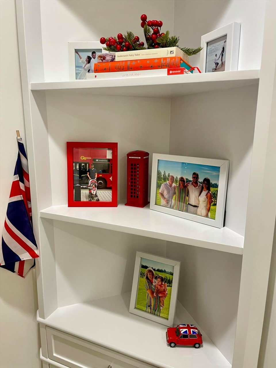 Trong căn hộ của Hà Anh còn có nhiều kệ trưng bày ảnh, đồ lưu niệm. Ảnh: Lao động
