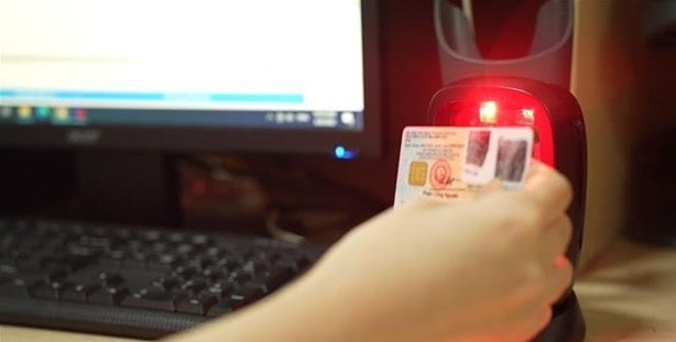 Khach hang thuan tien the nao khi rut tien bang can cuoc cong dan gan chip?