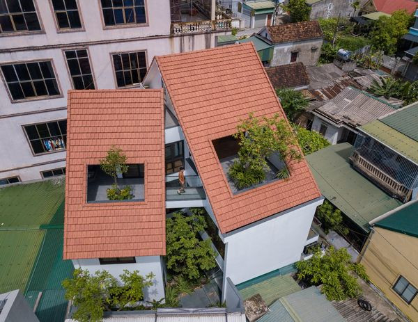 Toạ lạc tại thành phố Vinh (Nghệ An), A House là ngôi nhà với cấu trúc không gian chữ A giải quyết một cách hiệu quả bài toán khó về khu đất méo mó.