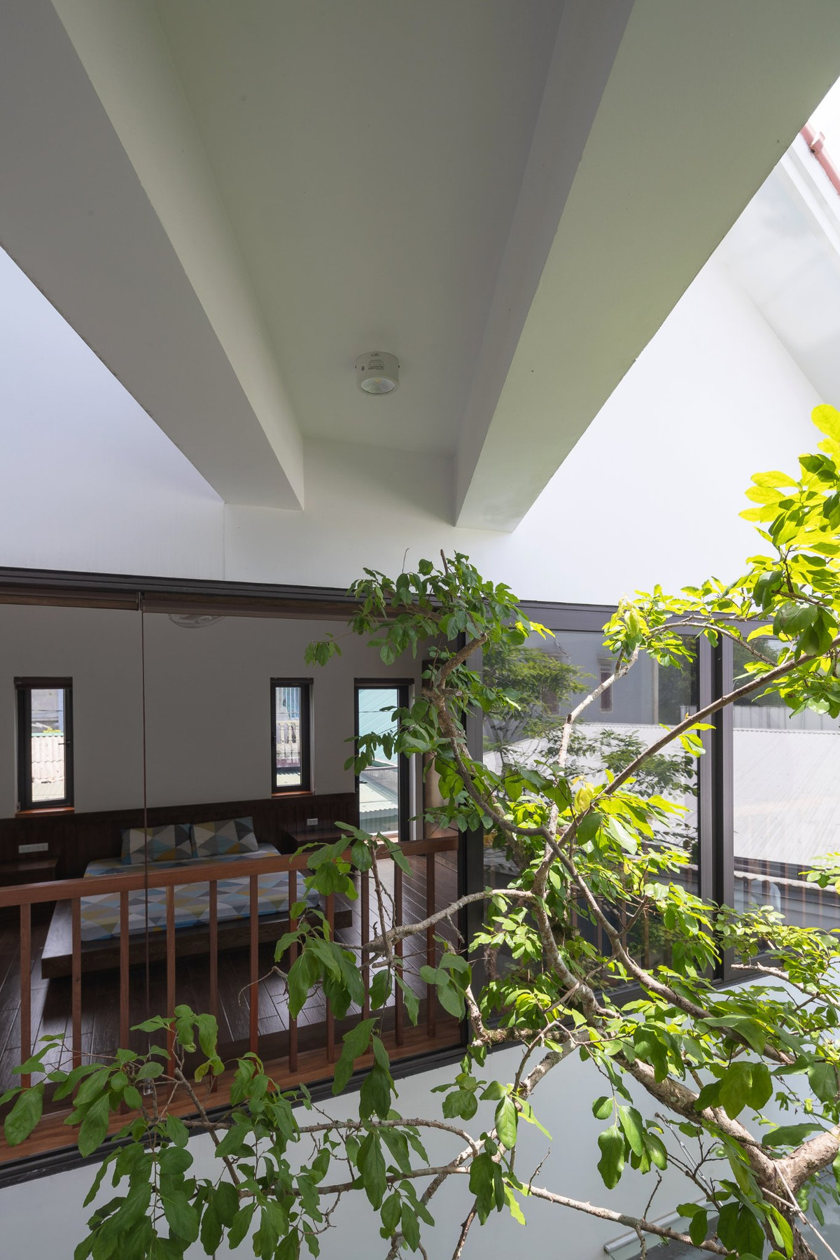 Khu vườn được đan xen chuyển tiếp dần lên hệ mái sân thượng để tăng tính liên kết trong không gian và sự giao tiếp của thành viên trong gia đình.