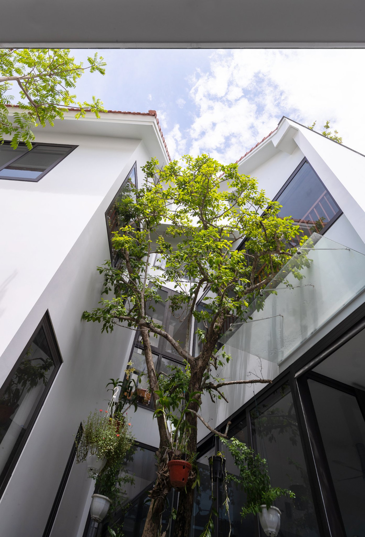 Phần động phía trước dành cho khu vực của kinh doanh, phần tĩnh phía sau là nơi ở của gia đình.