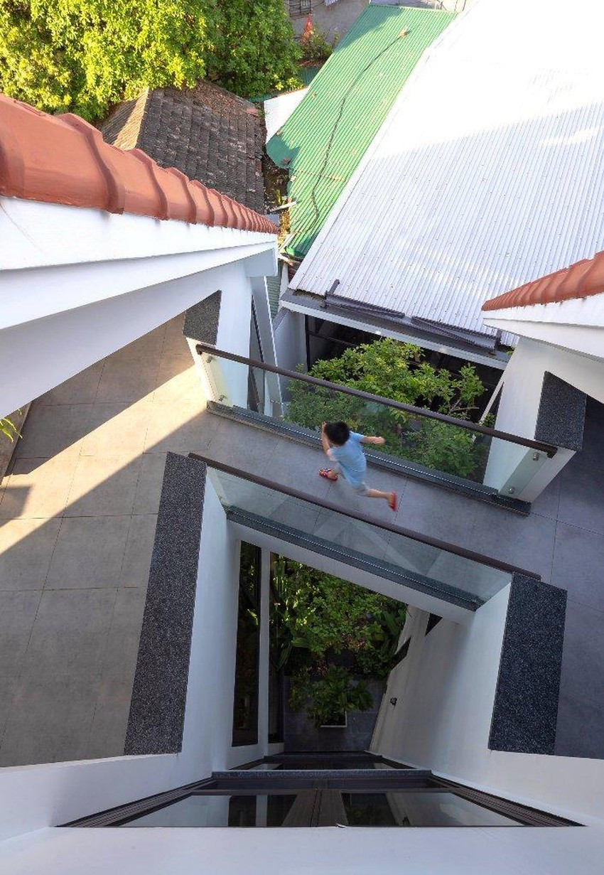 Cầu thang kết nối hai khối của kiến trúc nhà hình chữ A với nhau.