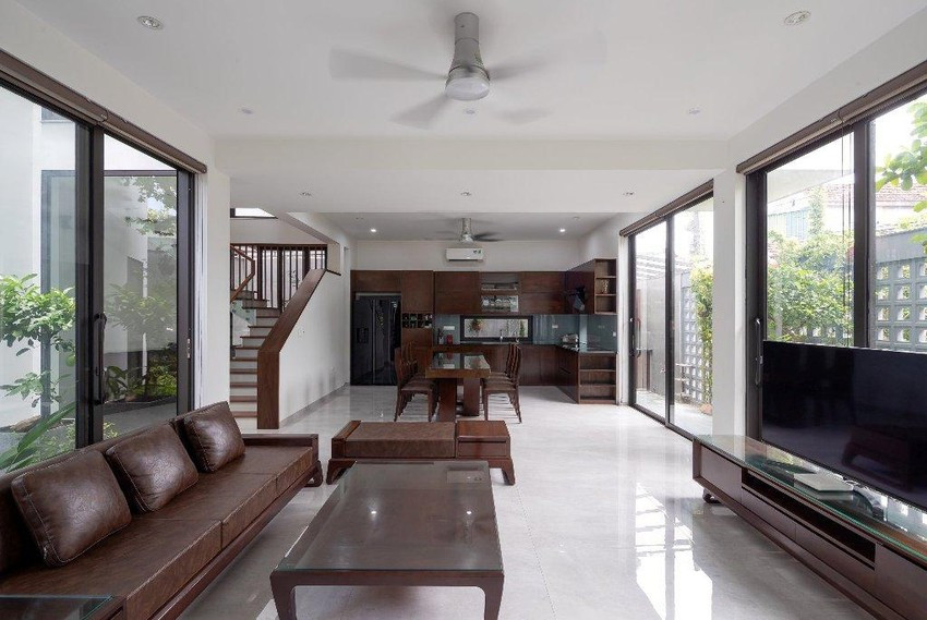 Nội thất gam màu gỗ trầm sang trọng và ấm áp.