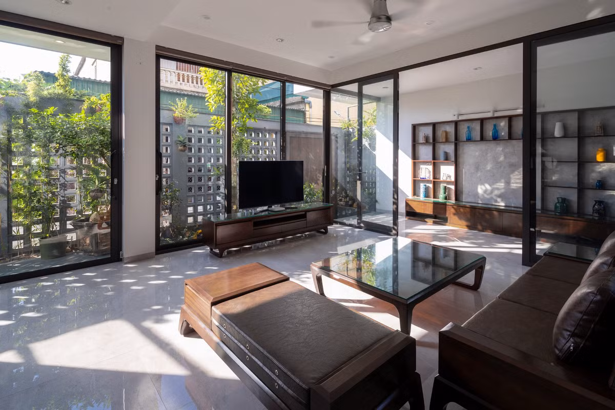 Vách kính mang lại ánh sáng cho không gian phòng khách và nhà bếp.