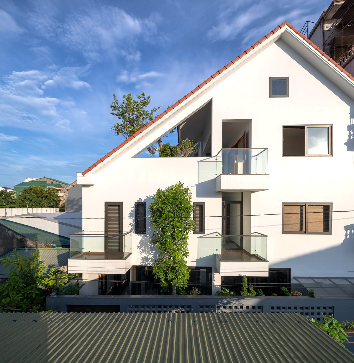 Đây là một công trình nhà ở tiếp nối chuỗi công trình mang âm hưởng kiến trúc thuần Việt đương đại ba gian của kiến trúc sư.