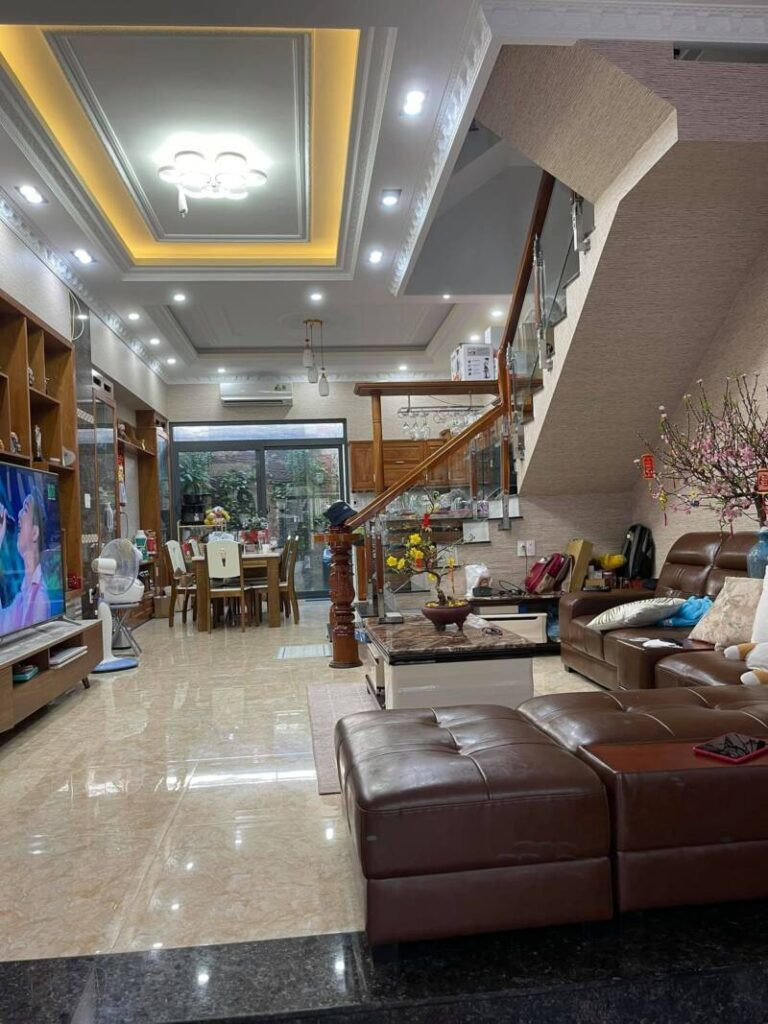 Ngoài căn biệt thự mới tậu, Lê Giang và các con đang sống trong căn nhà 3 tầng khang trang tại TP Hồ Chí Minh. Ảnh: FB Nguyễn Lê Giang