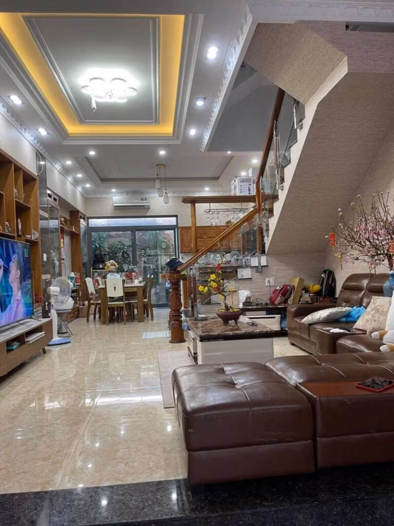 Ngoài căn biệt thự mới tậu, Lê Giang và các con đang sống trong căn nhà 3 tầng khang trang tại TP Hồ Chí Minh. Ảnh: FB Nguyễn Lê Giang