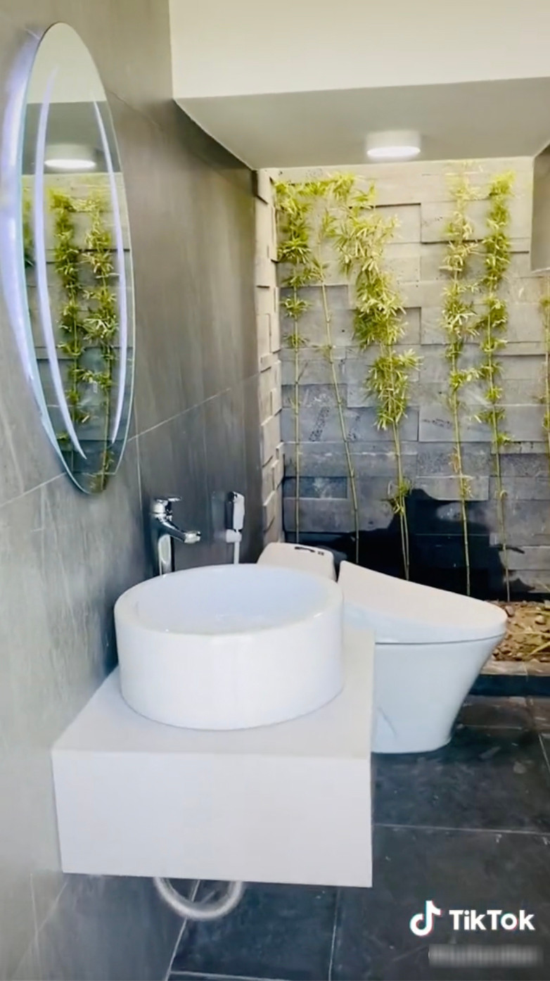Nhà vệ sinh thiết kế mở và trang bị nội thất hiện đại như khách sạn cao cấp. Ảnh: TikTok @buitandien