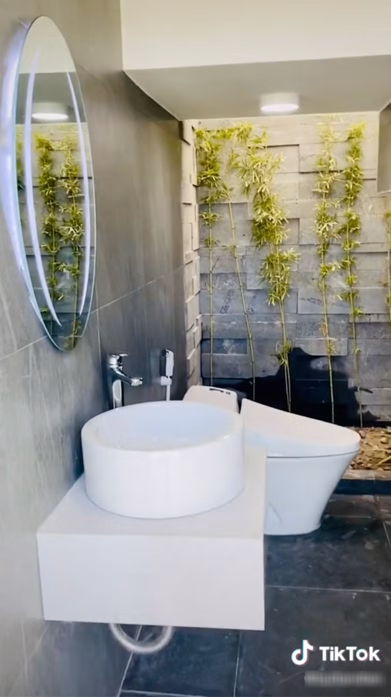 Nhà vệ sinh thiết kế mở và trang bị nội thất hiện đại như khách sạn cao cấp. Ảnh: TikTok @buitandien