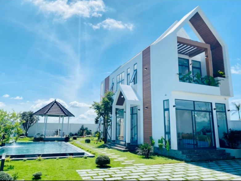 Kênh TikTok của bên chủ đầu tư cũng vừa chia sẻ đoạn clip bàn giao căn biệt thự cho Lê Giang. Theo đó, biệt thự mới của Lê Giang toạ lạc ở gần biển Hồ Tràm và có giá trị khoảng 10 tỷ đồng. Ảnh: TikTok @tuanngoc868912