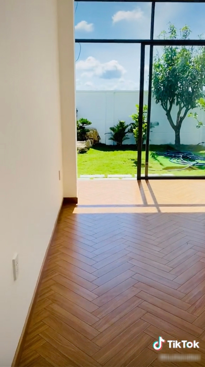 View từ phòng ngủ ra ngoài sân vườn. Ảnh: TikTok @buitandien