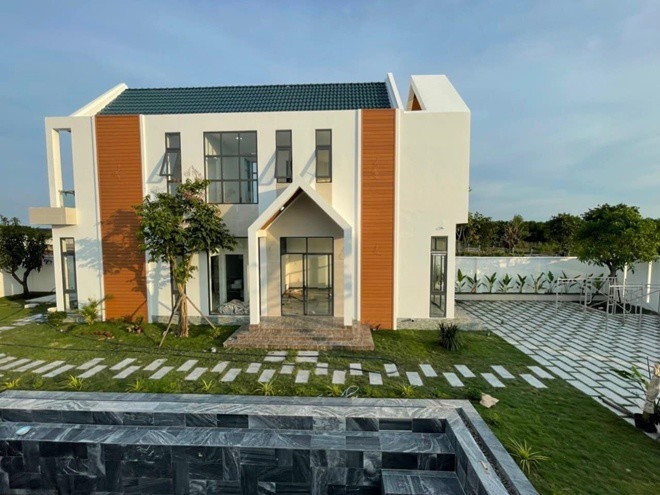 Sau nhiều năm nỗ lực trong ngành giải trí, nghệ sĩ Lê Giang gặt hái được nhiều thành công và sở hữu khối tài sản không phải dạng vừa. Mới đây, Lê Giang khiến khán giả "mắt trò mắt dẹt" khi tậu thêm căn biệt thự sân vườn hoành tráng. Ảnh: FBNV