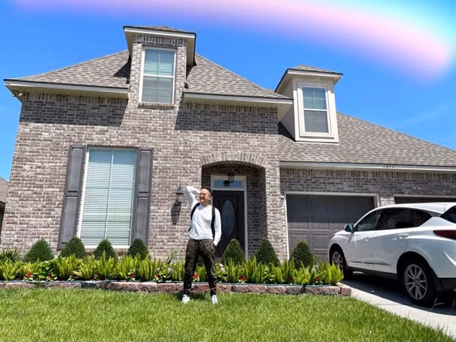 Không thua kém Nathan Lee, Cao Thái Sơn cũng là một đại gia trong ngành bất động sản. Trước đó, MC Trấn Thành từng bật mí về khối tài sản khổng lồ mà nam ca sĩ sở hữu, ước tính mỗi quận 10 căn nhà. Ảnh: FBNV