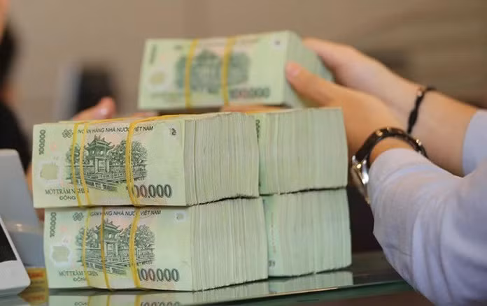 Chi gai dat len ban nua ty va noi mot cau khien vo chong toi nghen ngao