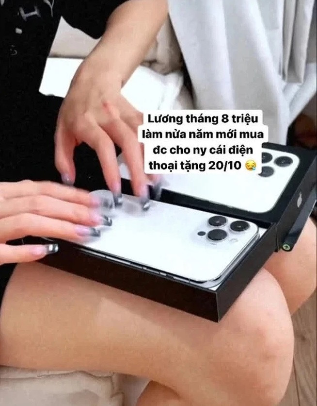 Cả hoa và quà của Hoài Nam dành cho Linh Ngọc Đàm đều là hàng hiệu đắt đỏ.