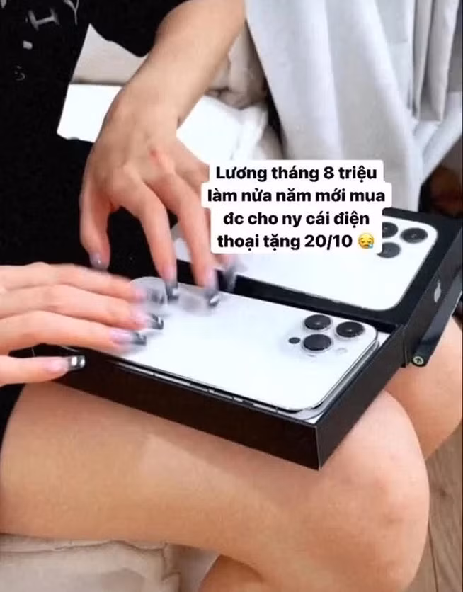 Cả hoa và quà của Hoài Nam dành cho Linh Ngọc Đàm đều là hàng hiệu đắt đỏ.