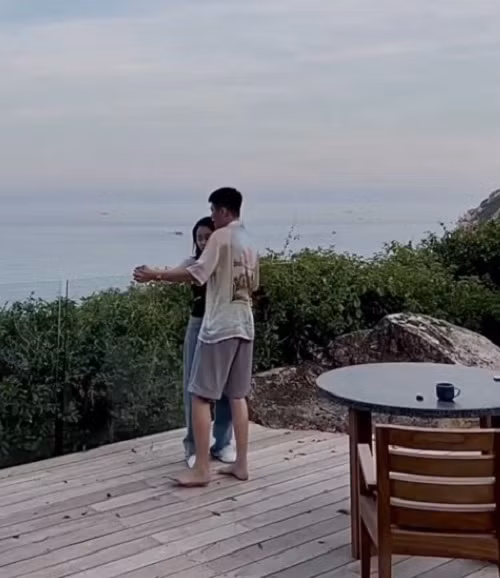 Hoài Nam và Linh Ngọc Đàm cũng từng du lịch ở resort và du thuyền sang chảnh.
